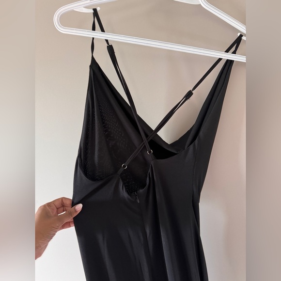 Black cocktail form-fitting mermaid style dress with cowl neck sized US M. - Picture 2 of 3